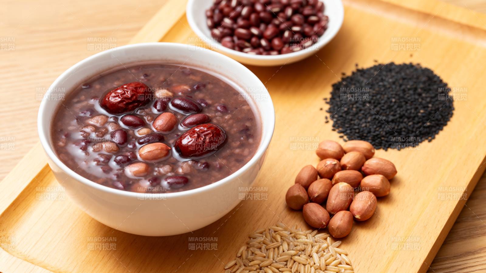 红豆粥配坚果谷物图片