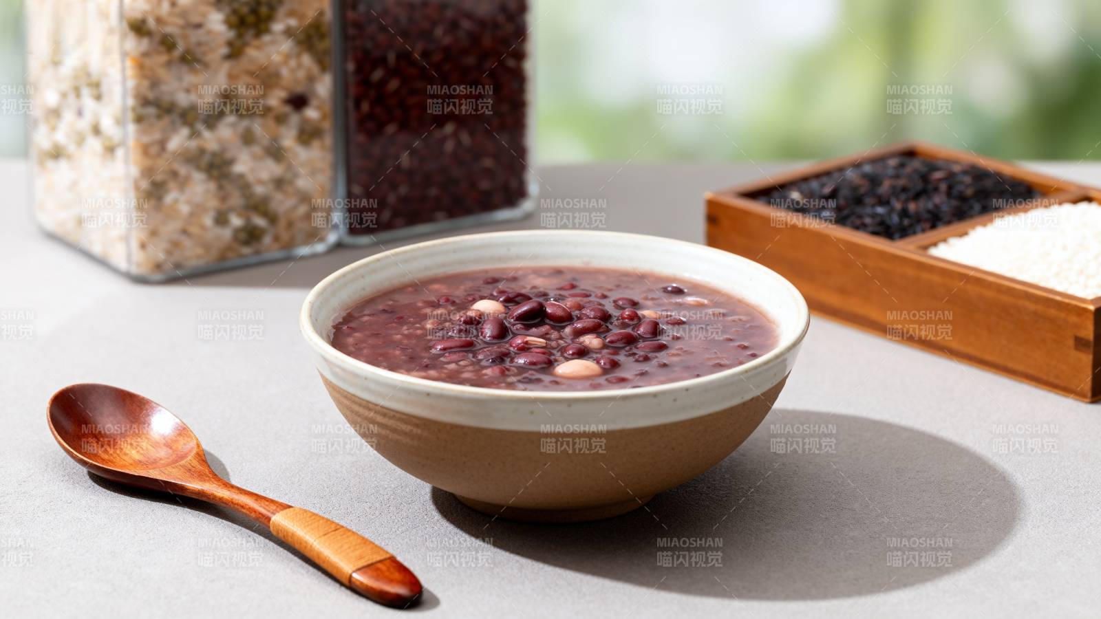 紫米粥配木勺图片