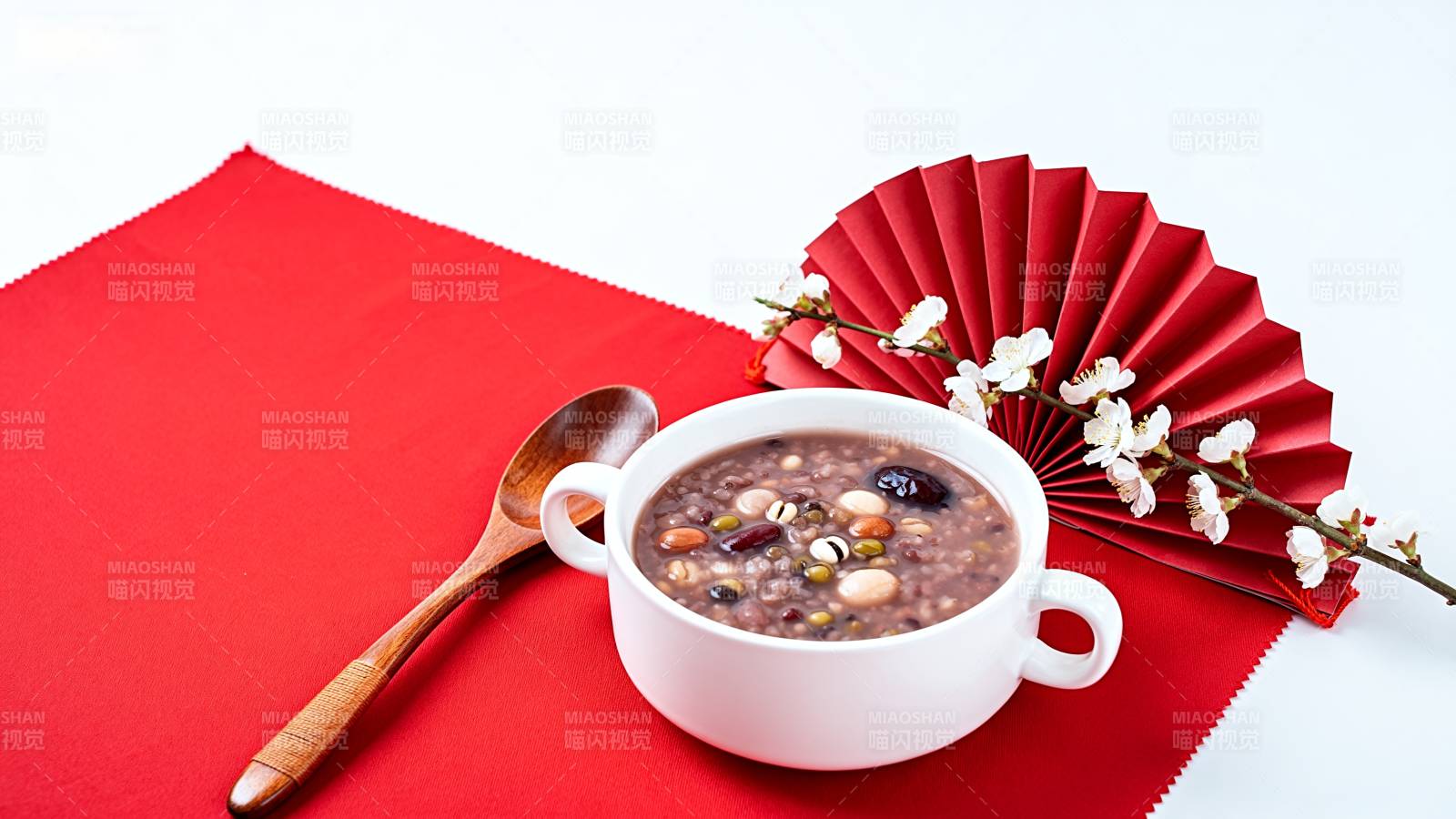 腊八粥配红扇花枝图片