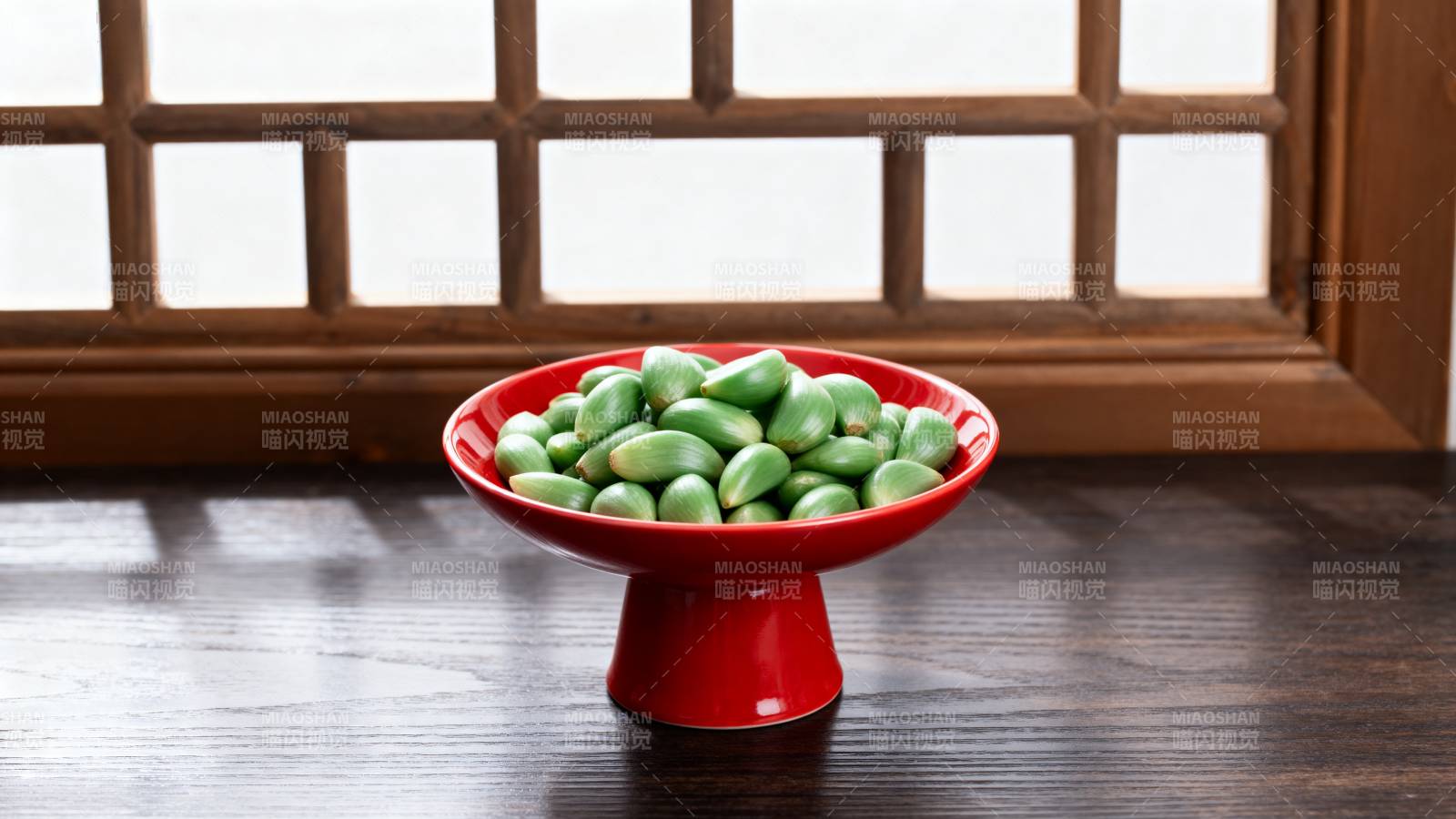 青豆盛于红碗中图片