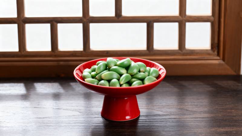 青豆盛于红碗中图片