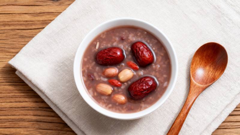 红豆粥配木勺图片