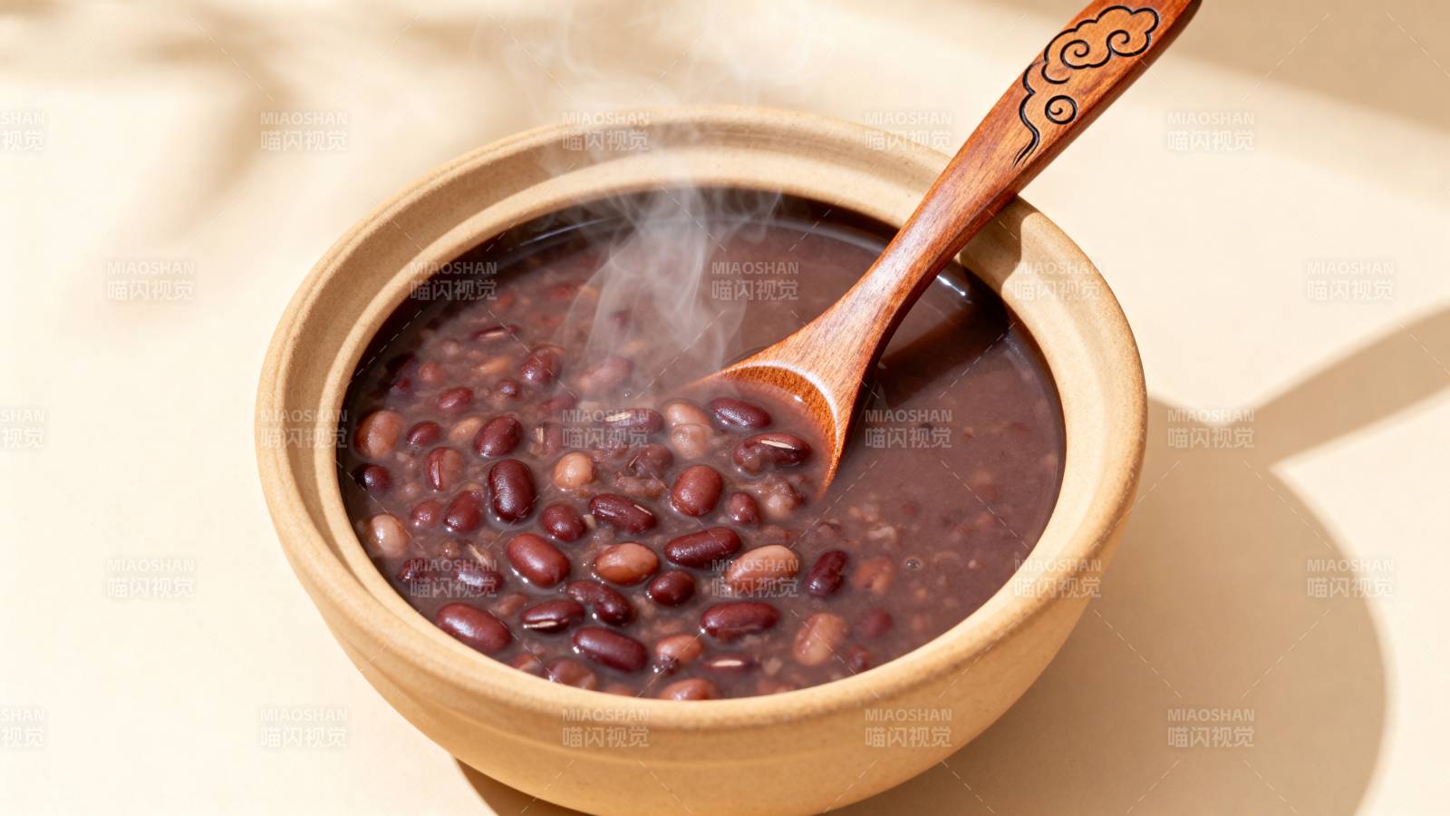 热腾腾的红豆汤图片