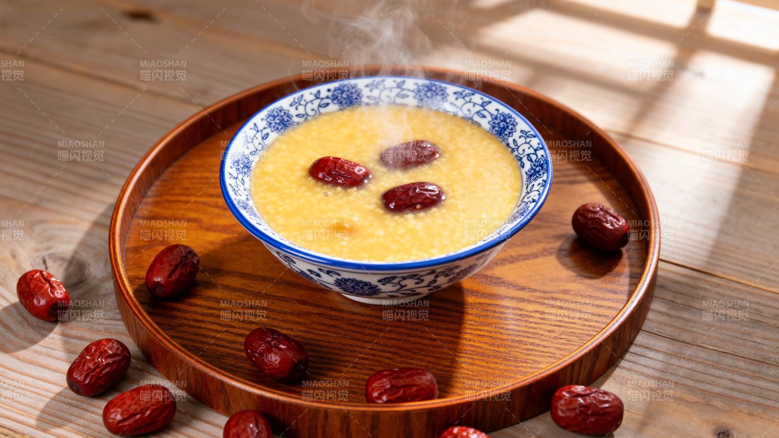 热腾腾的红枣粥图片