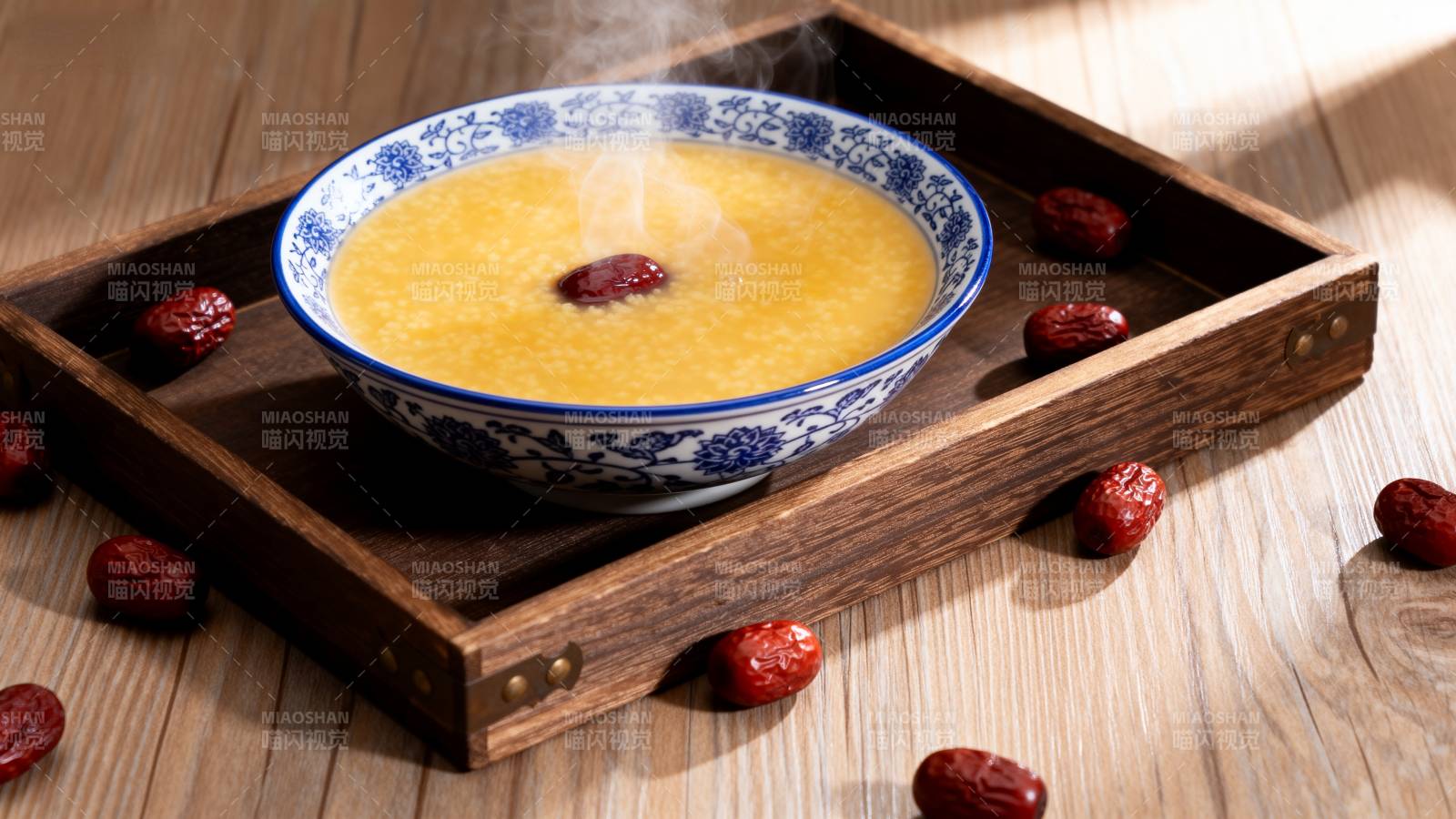 热腾腾的红枣粥图片