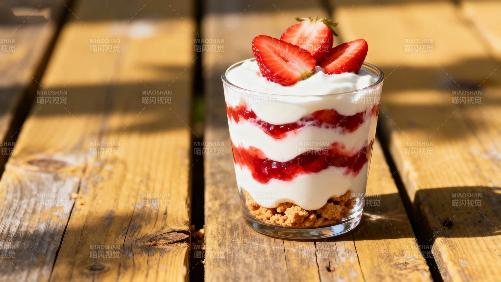草莓酸奶杯图片