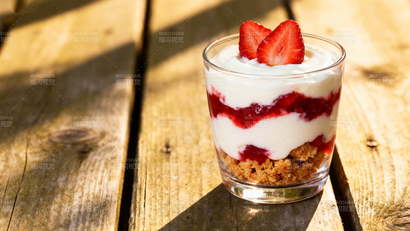草莓酸奶杯图片