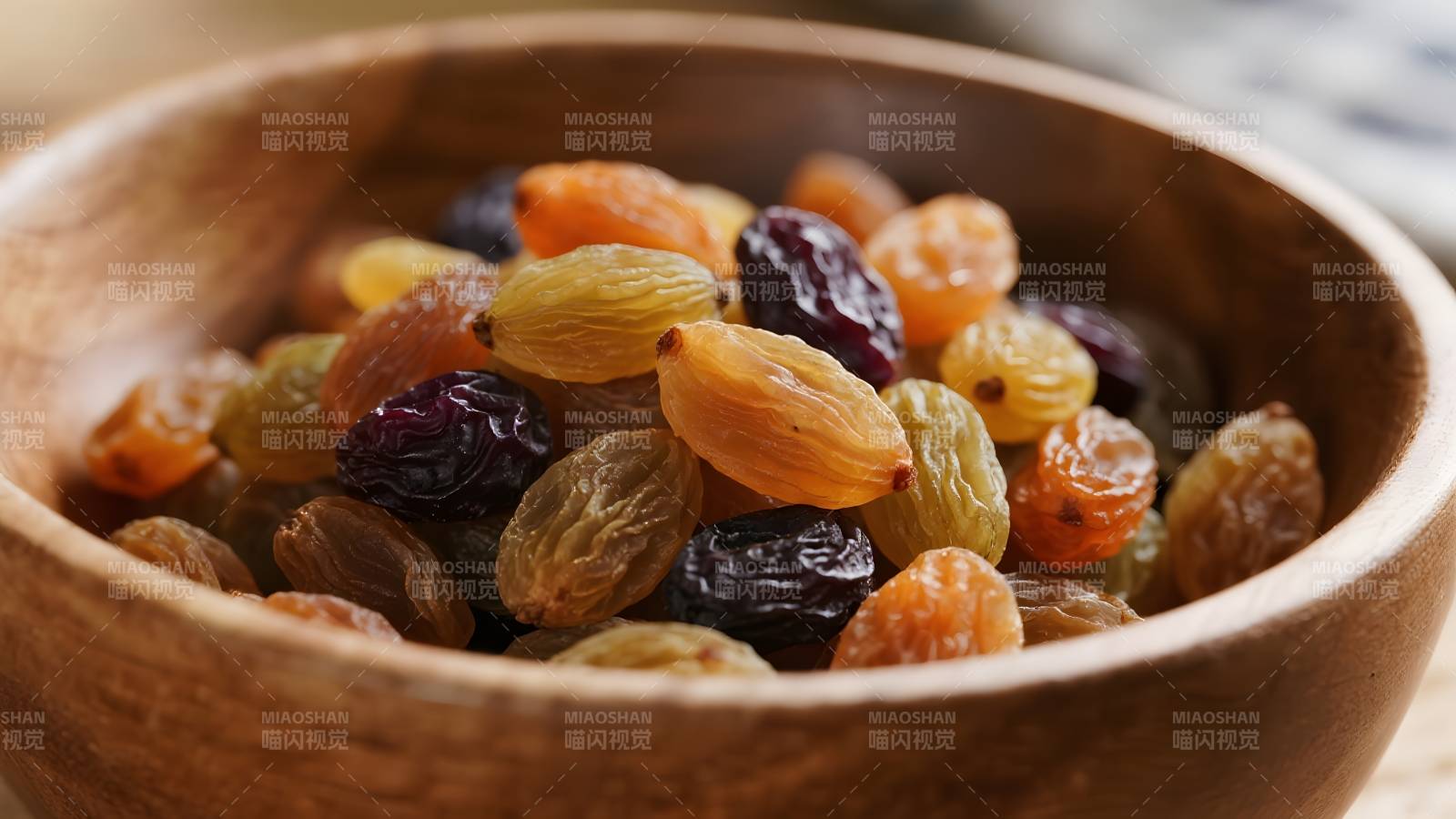 木碗中的混合葡萄干图片