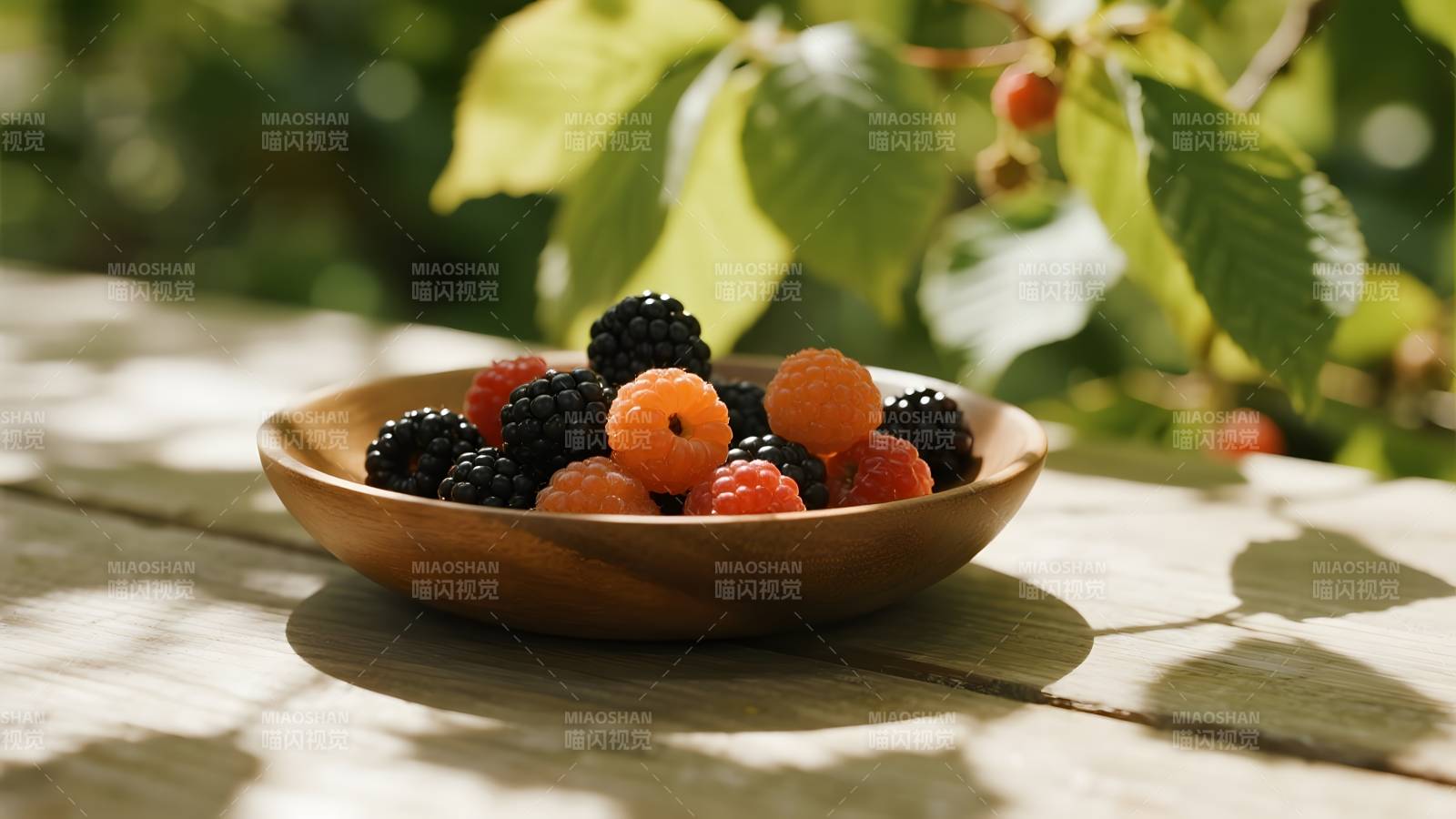 木碗盛满新鲜浆果图片