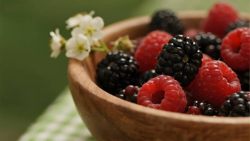 浆果盛碗 花点缀图片
