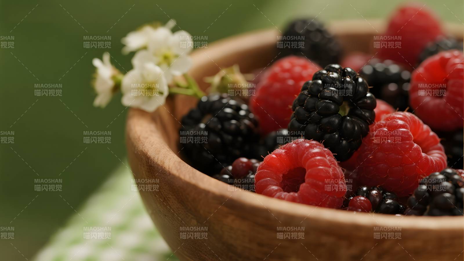 浆果盛碗 花点缀图片