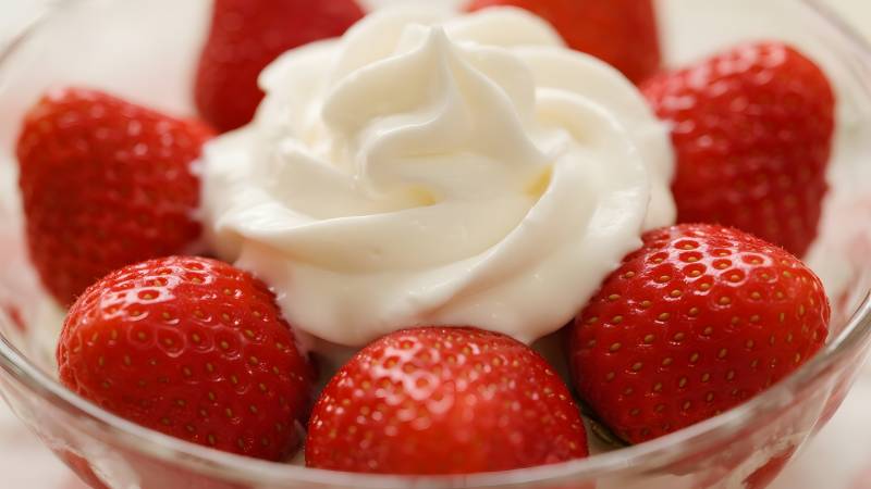 草莓奶油甜点图片