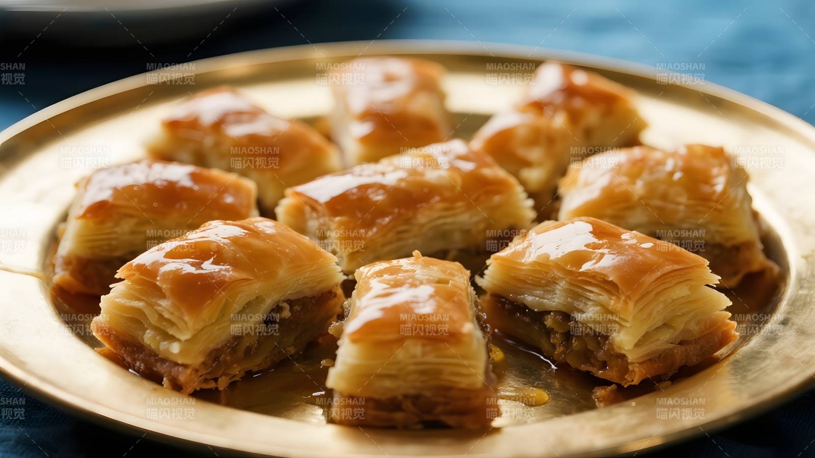 金盘上的美味千层糕图片