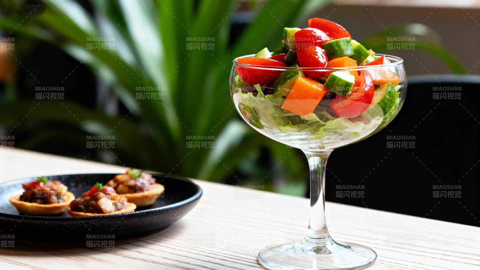 色彩缤纷沙拉杯图片