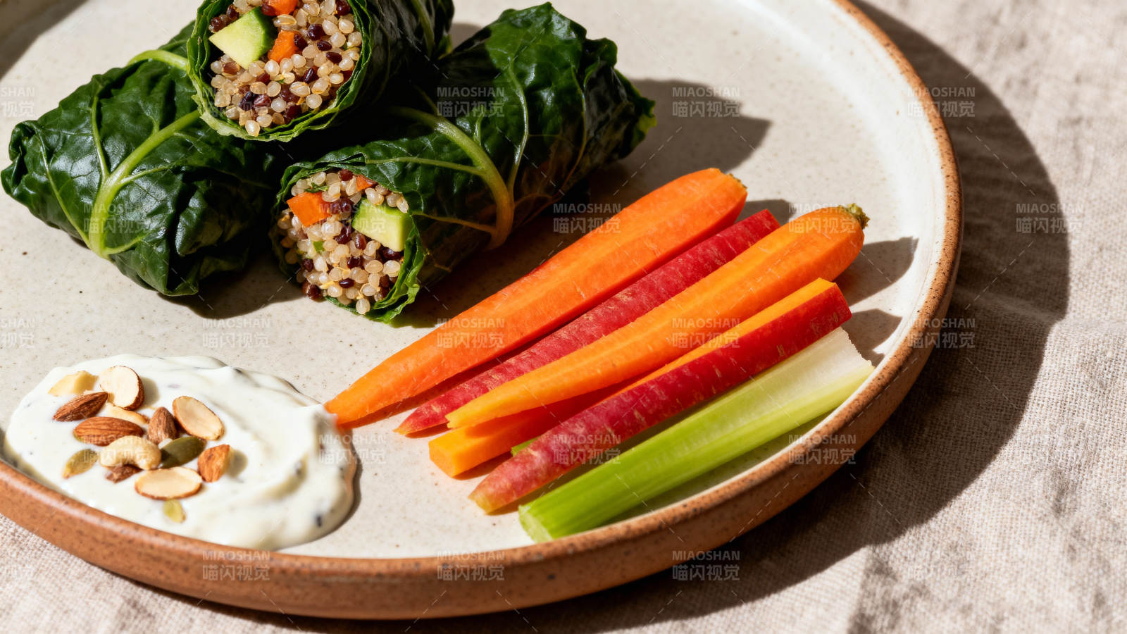 健康蔬菜卷配蘸酱图片