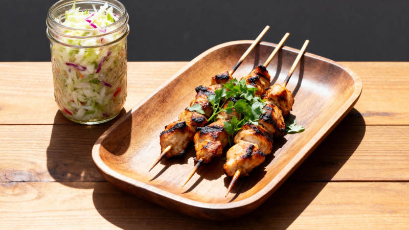 烤肉串配沙拉图片