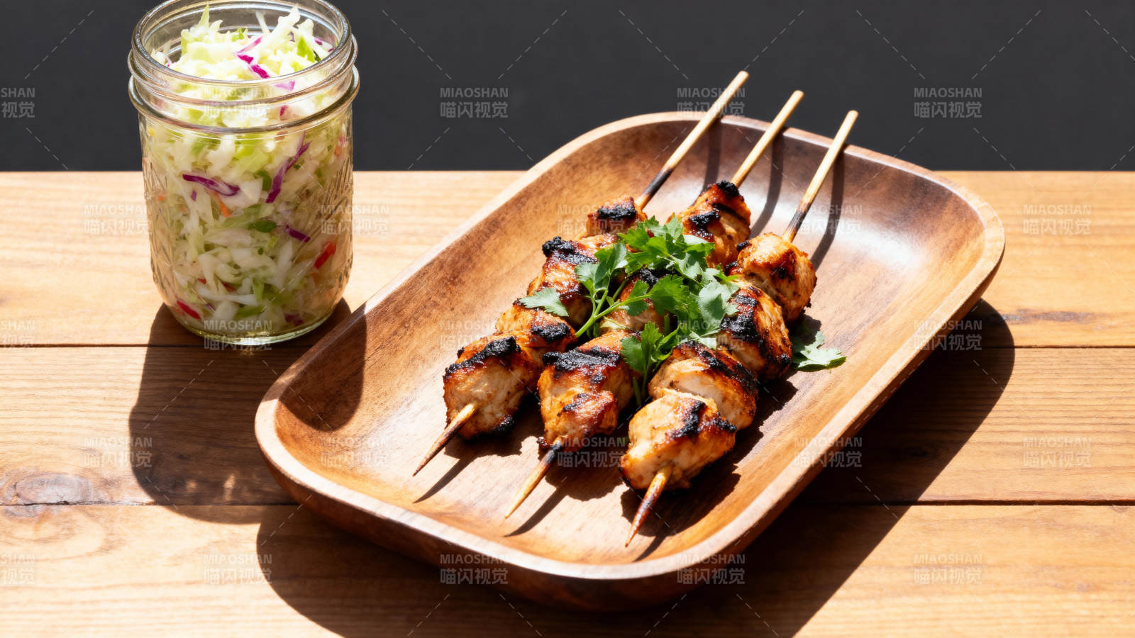 烤肉串配沙拉图片