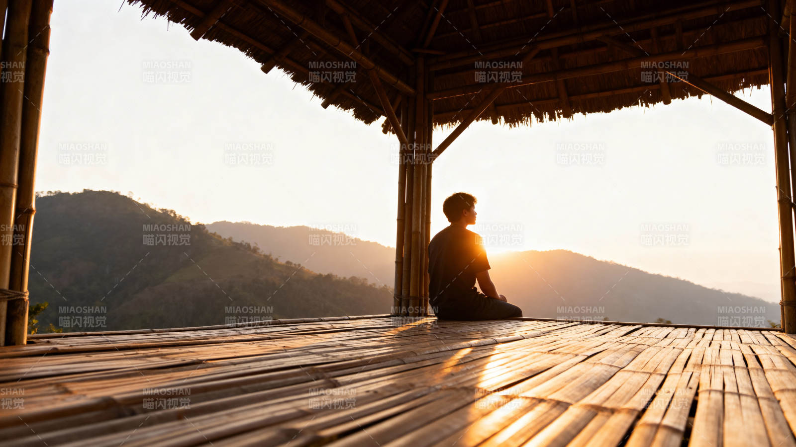 山间静坐 夕阳相伴图片