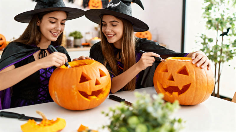 姐妹共雕南瓜灯图片