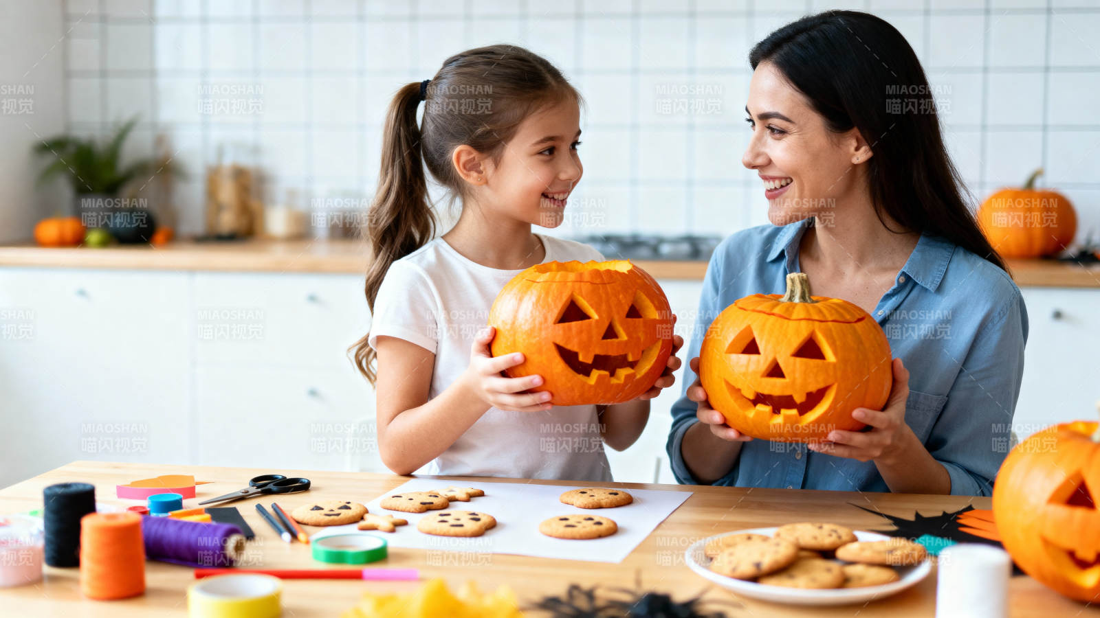 母女共雕南瓜灯图片