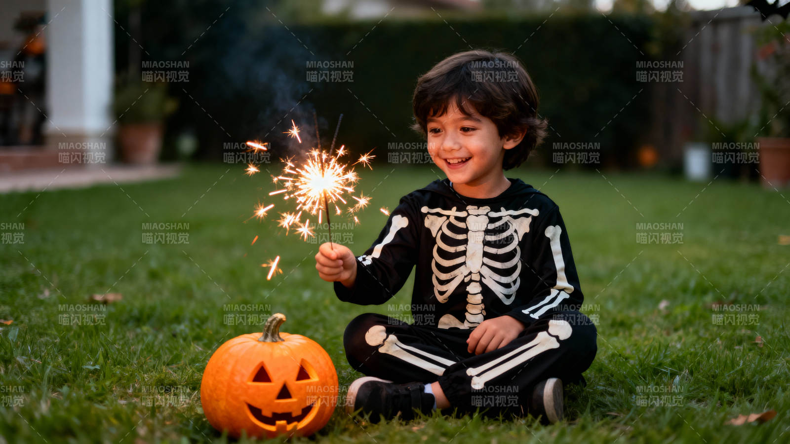 小鬼玩烟花图片