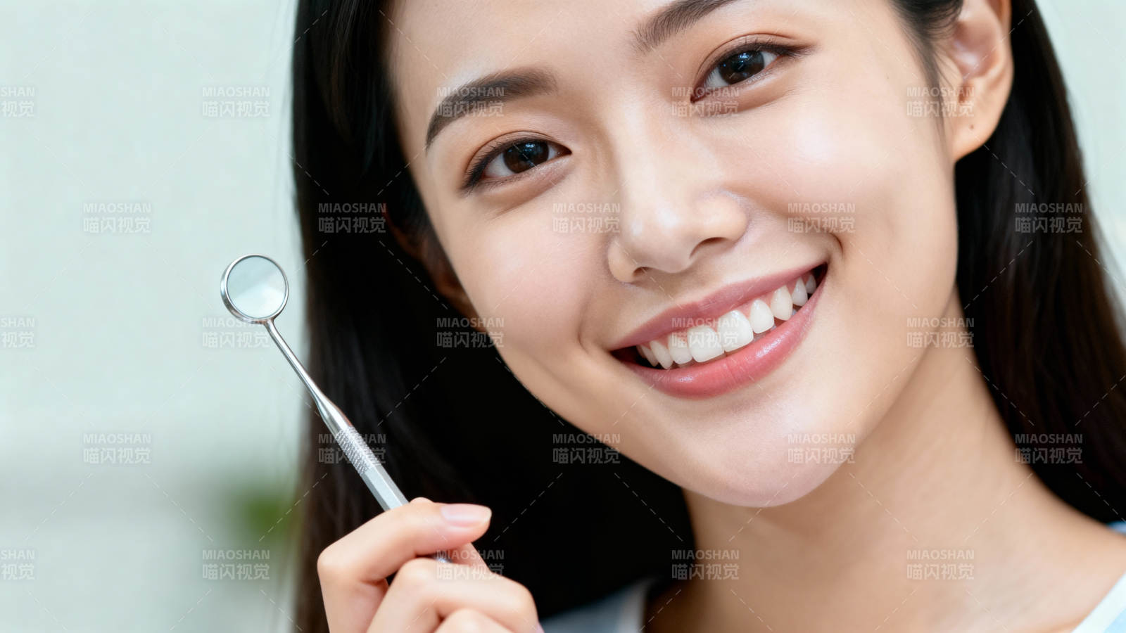 笑容灿烂的牙医图片