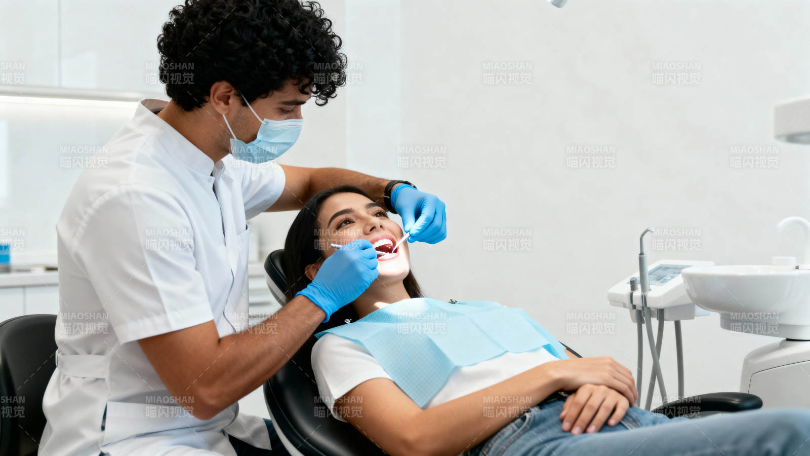 牙医正在治疗患者图片