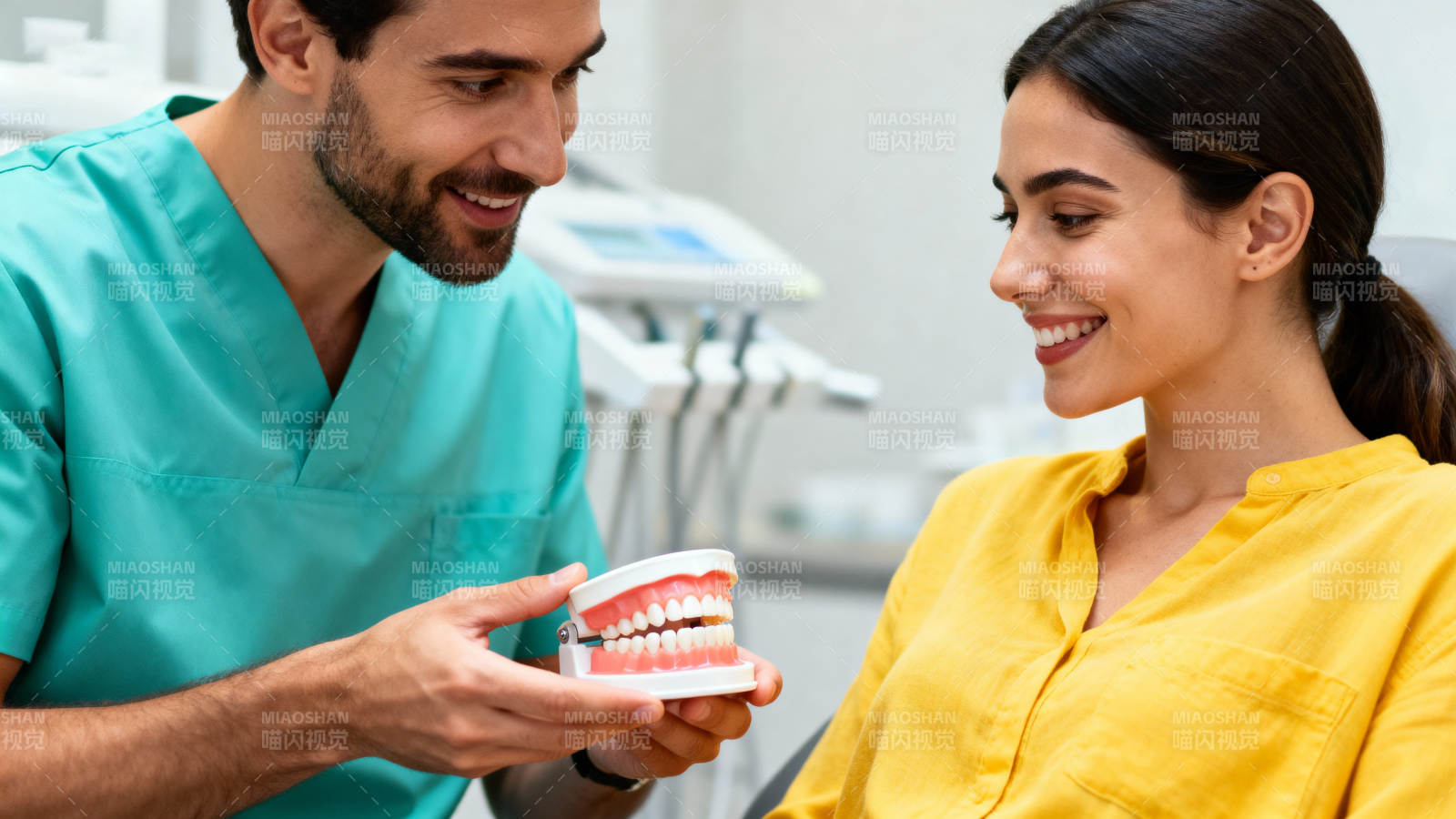 牙医展示牙齿模型图片
