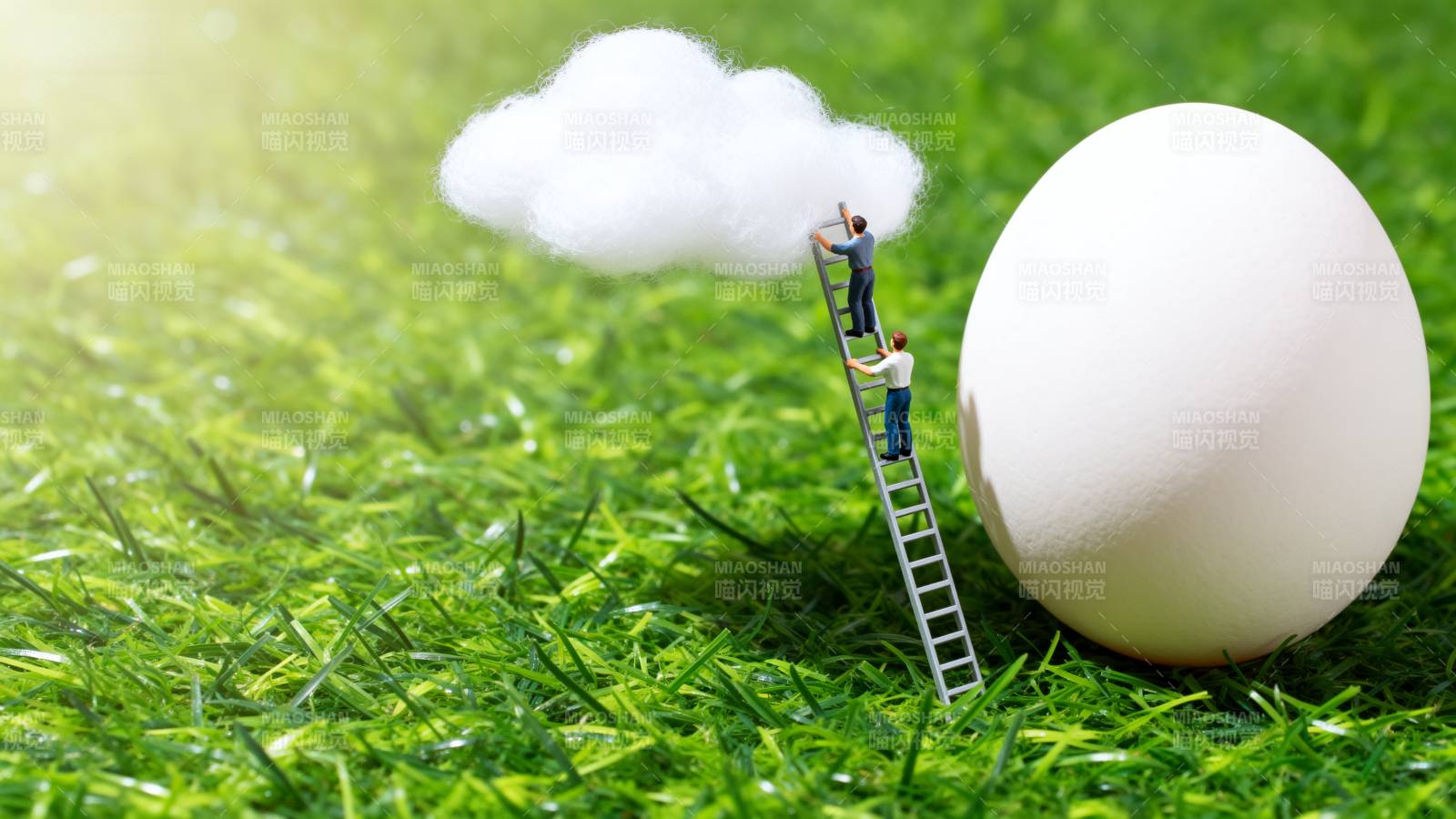 蛋上梯子通向云朵图片