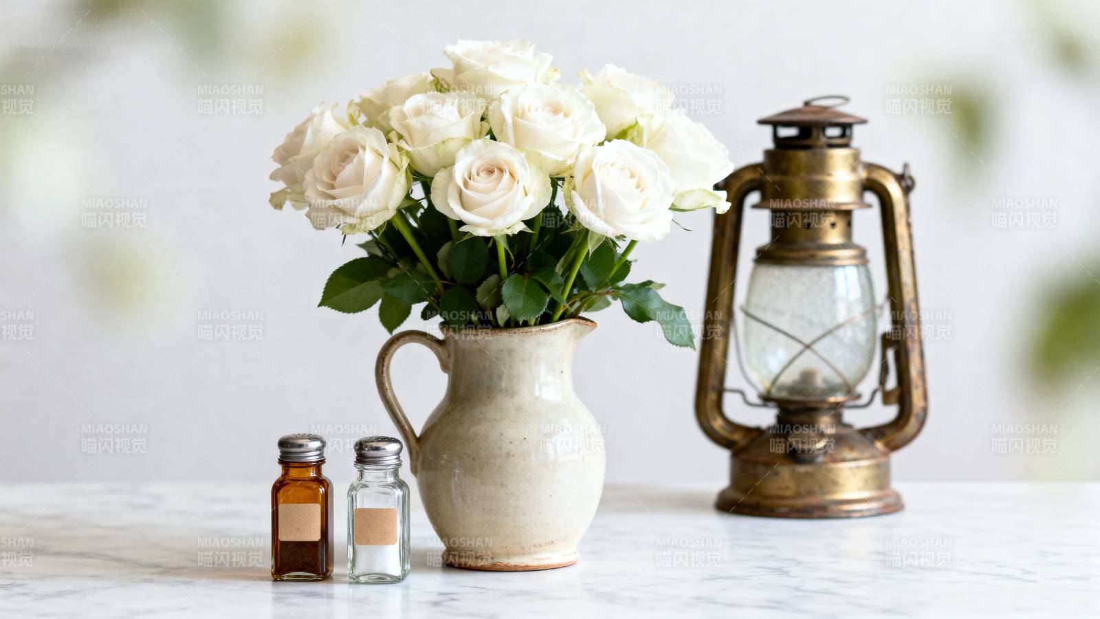 花瓶与油灯静物图片