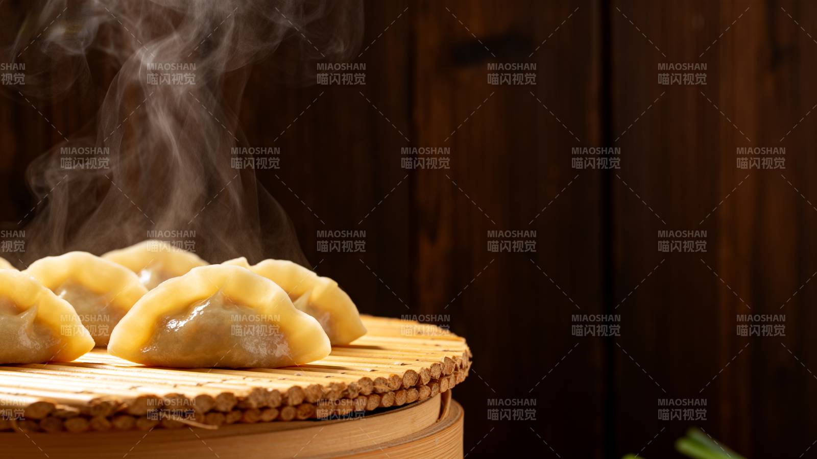 热气腾腾的饺子图片