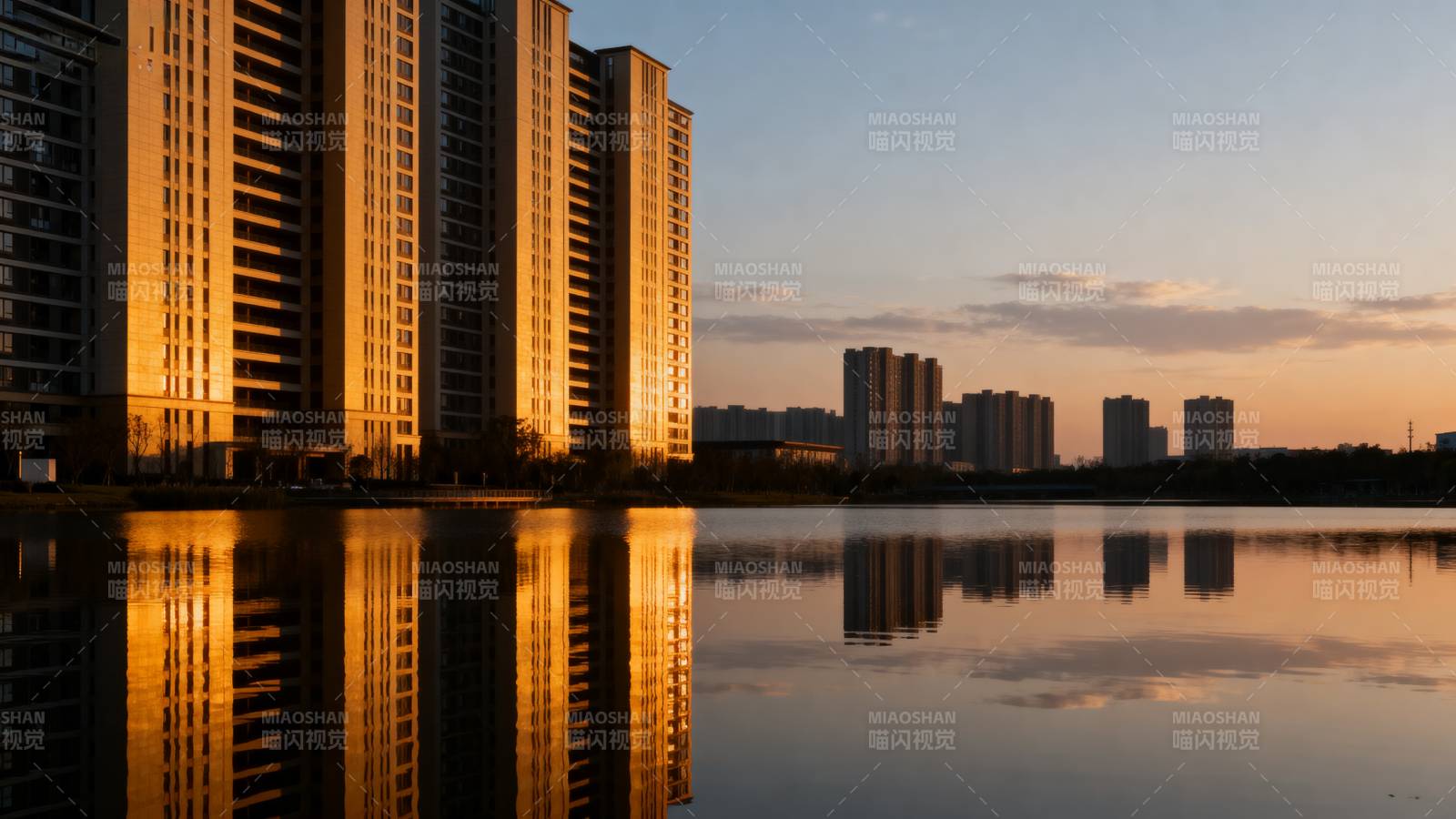 湖畔高楼倒影图片