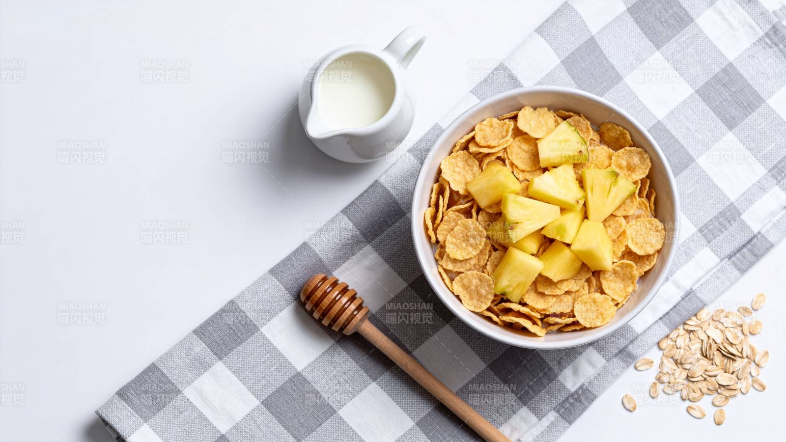 早餐玉米片配菠萝图片