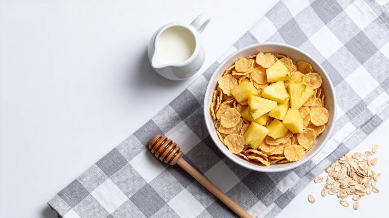 早餐玉米片配菠萝图片
