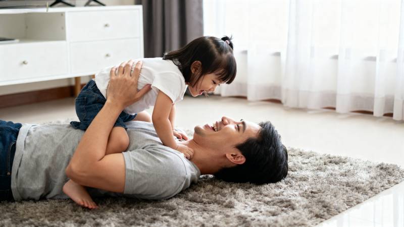 父女温馨互动时刻图片