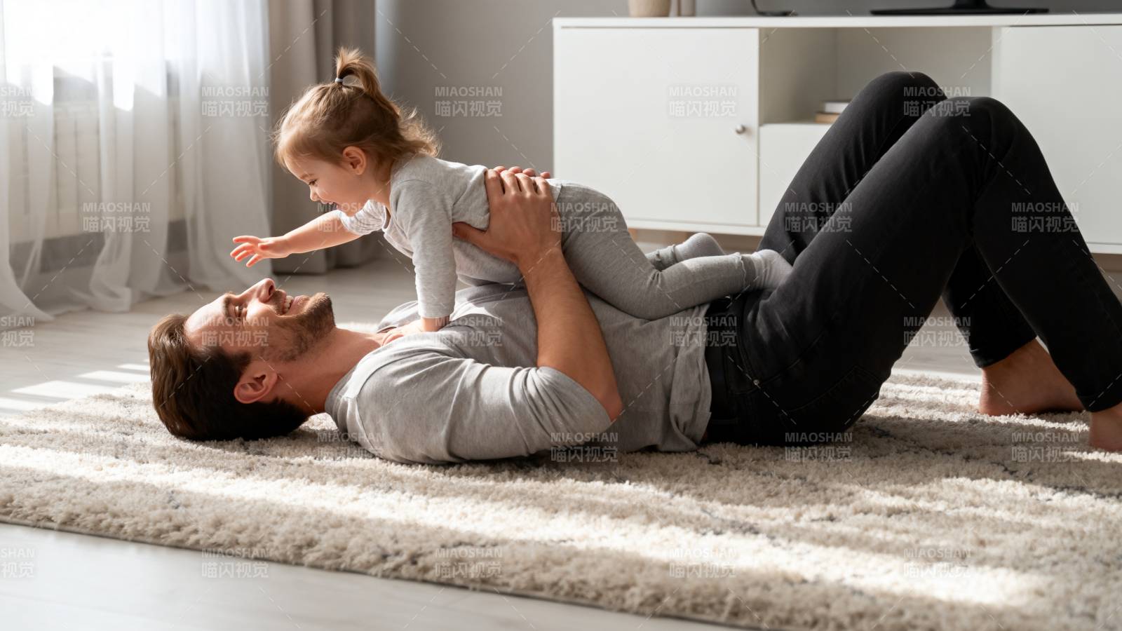 父女嬉戏温馨时刻图片