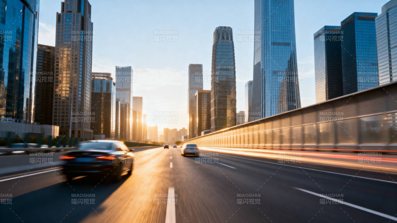 城市晨光车流图片