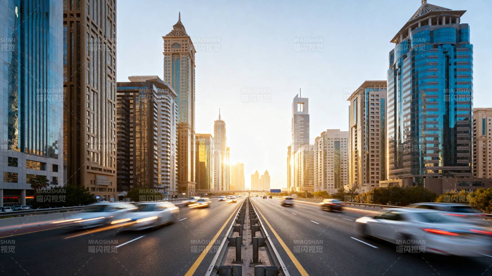 城市晨曦车流图片