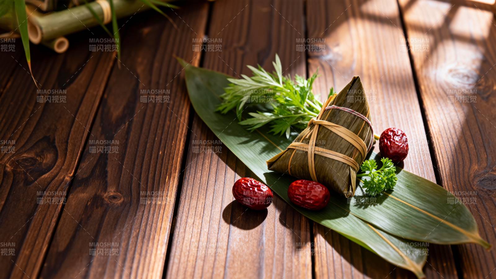 端午粽香伴艾草图片