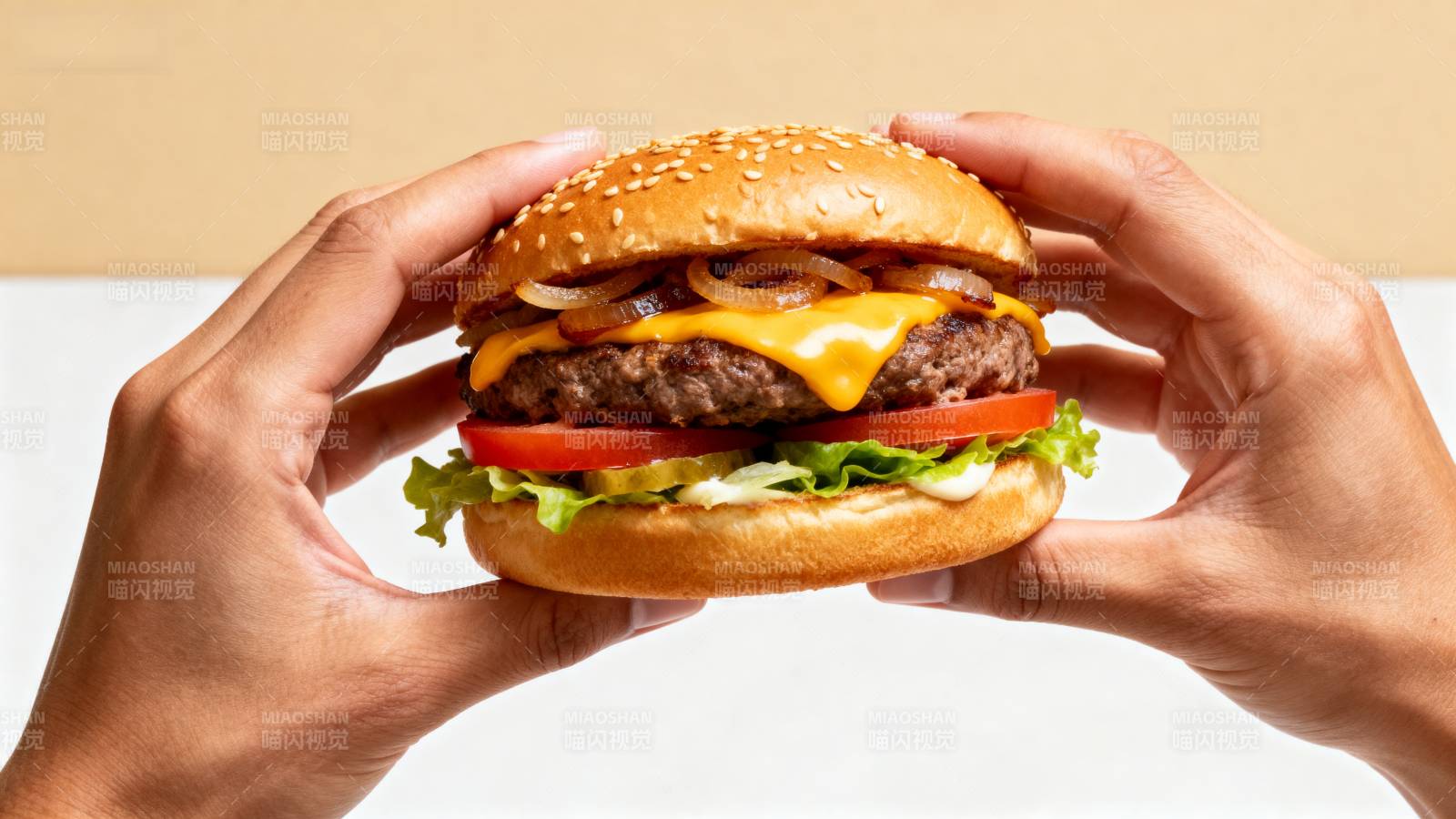 双手捧着美味汉堡图片