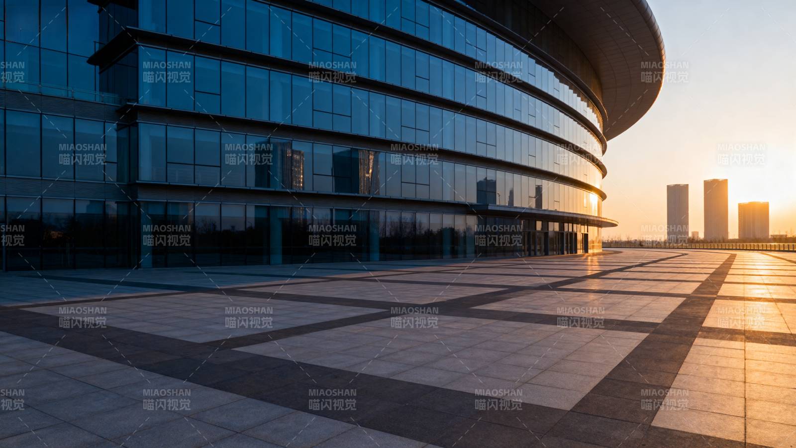 现代建筑晨曦光影图片