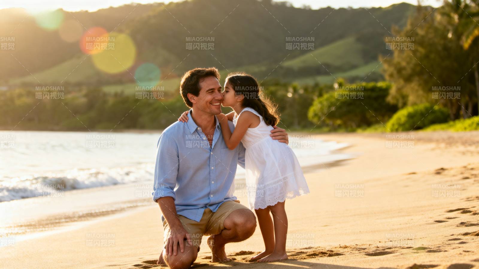 海滩父女温馨时刻图片