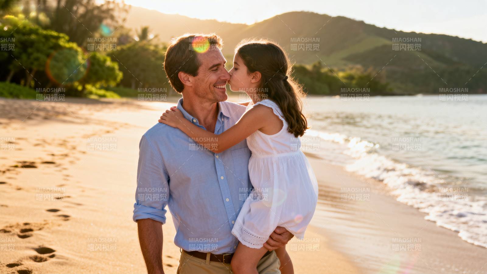 海滩父女亲吻瞬间图片