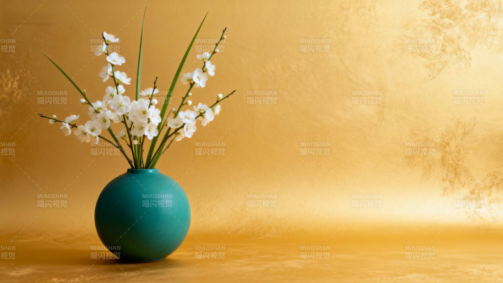 花瓶中的白花图片