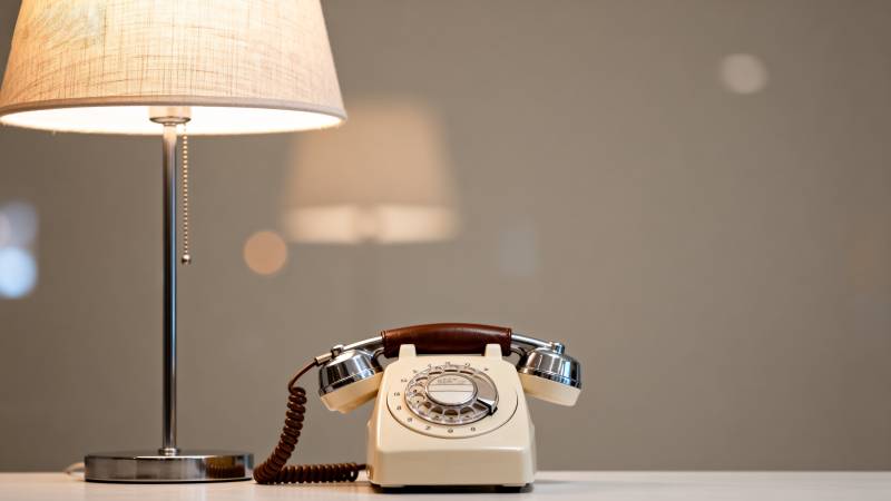 复古电话与台灯图片