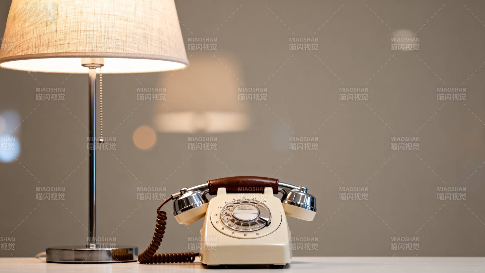 复古电话与台灯图片