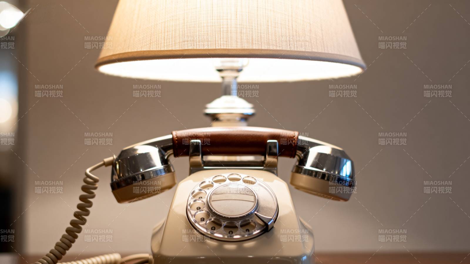 复古电话与台灯图片