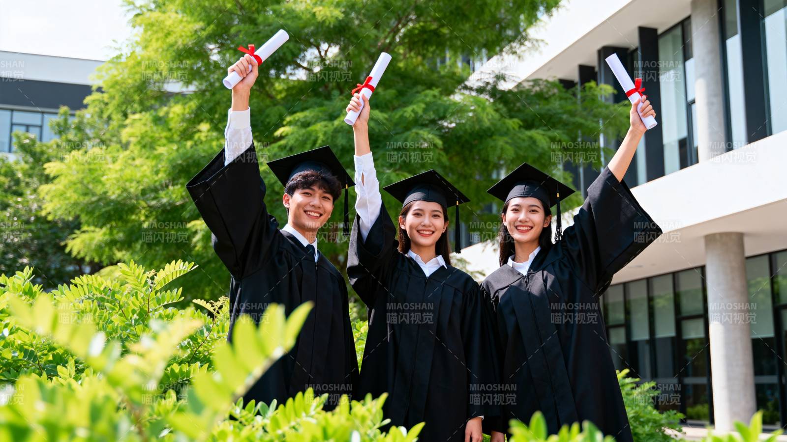 毕业欢庆时刻图片