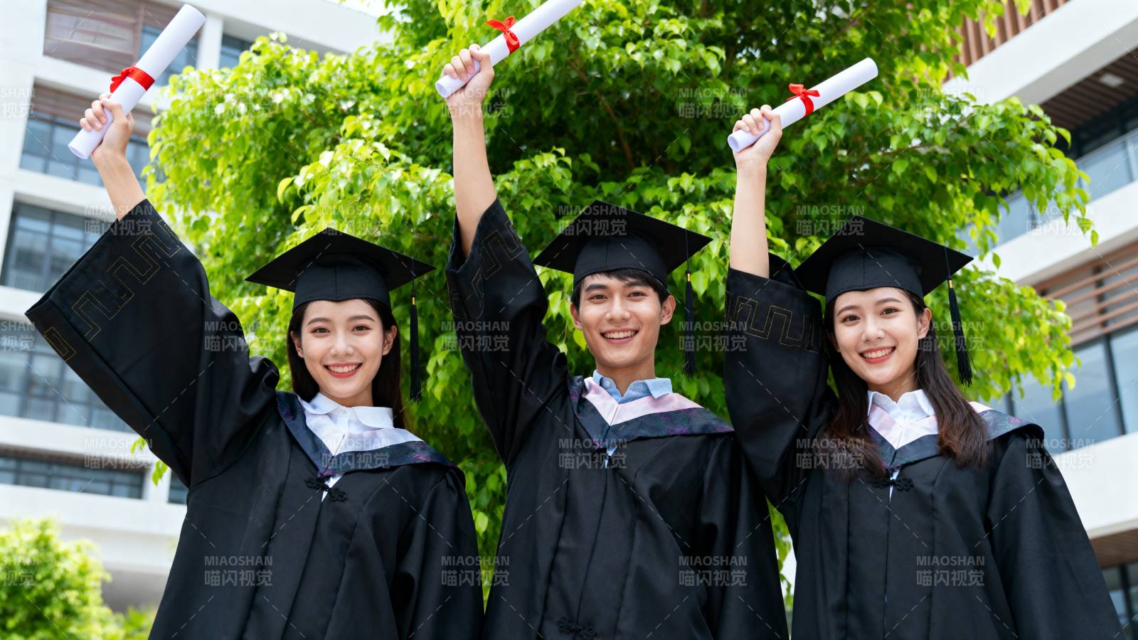 毕业欢庆时刻图片