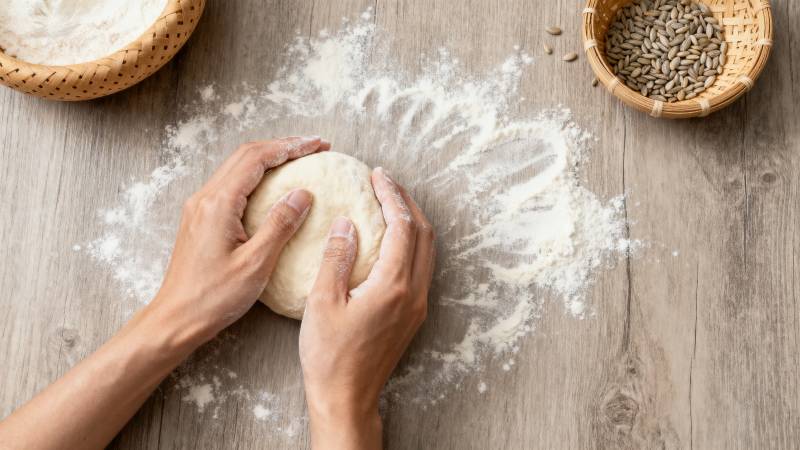 揉面团的双手图片